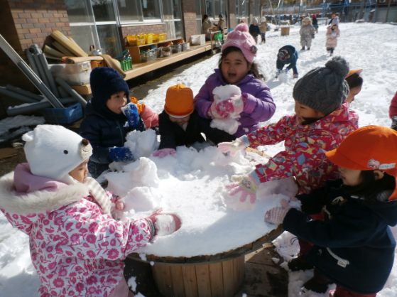 幼稚園で念願の初雪遊び！雪だるまづくり、雪合戦をしたね♪
