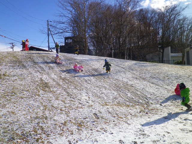 少ない雪でも、尻滑りに大興奮の子ども達♪