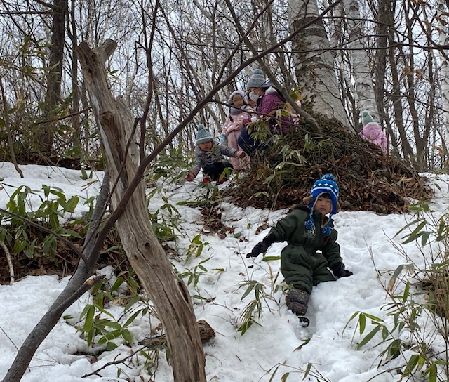 雪解けの始まったへび山へ♪山の登り下りも果敢に取り組む子ども達でした！逞しくなりましたね☆