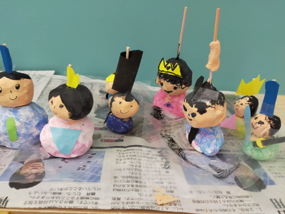 紙粘土でお内裏さまとお雛さまを作ったよ♪完成したひな人形は、それぞれ違う顔☆素敵な作品ができました！
