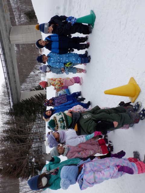 みんなで雪の上でリレーをしたよ☆「ふゆなのにあっつ～い！」と言いながら満足げな子ども達でした♪