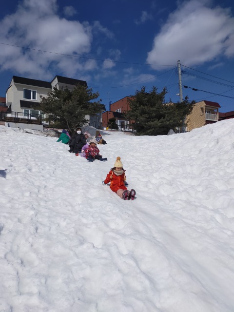 久しぶりの清田中央公園で尻滑り♪春はもうすぐだから雪遊びを残り少し楽しもう！