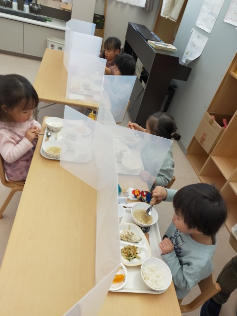 幼児クラスで一緒に給食を食べたよ！